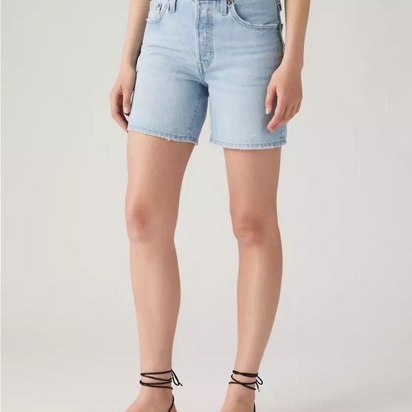 Levi’s 501® MID THIGH High Rise Women's Shorts Medium Wash Size 28 - Picture 1 of 10